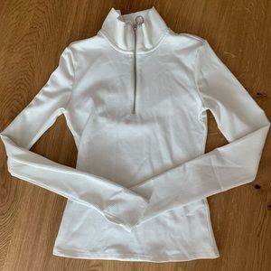 White tight sweater Size: XS Brand: H&M the Color’s white.This piece is adorable